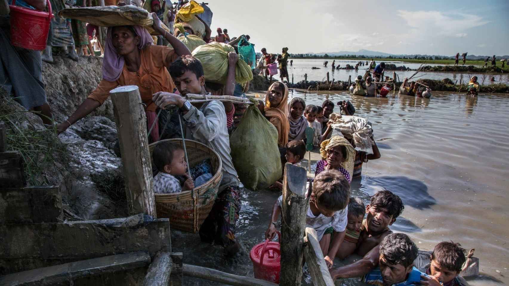 Refugiados rohinyás llegando a Bangladesh en 2017