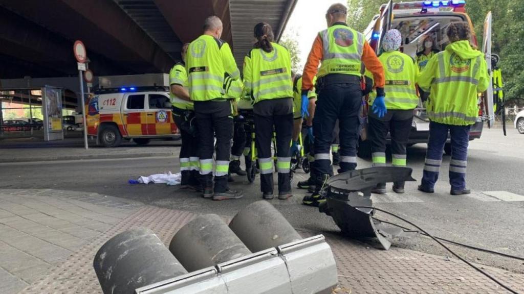 Sanitarios en el lugar del accidente, en la Avenida de la Albufera, en Puente de Vallecas.