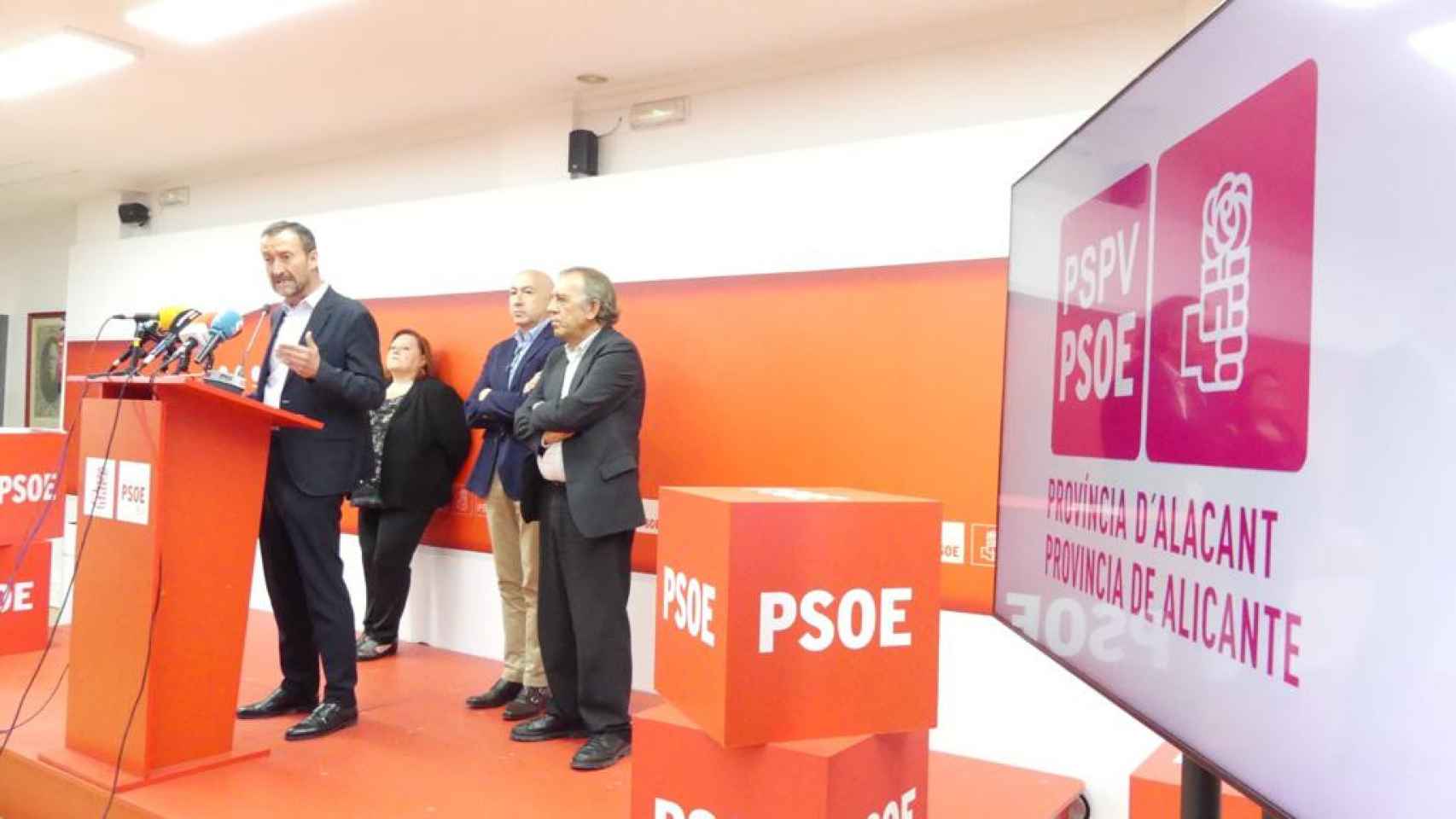 Un momento de la rueda de prensa de este lunes en el PSOE de Elche.