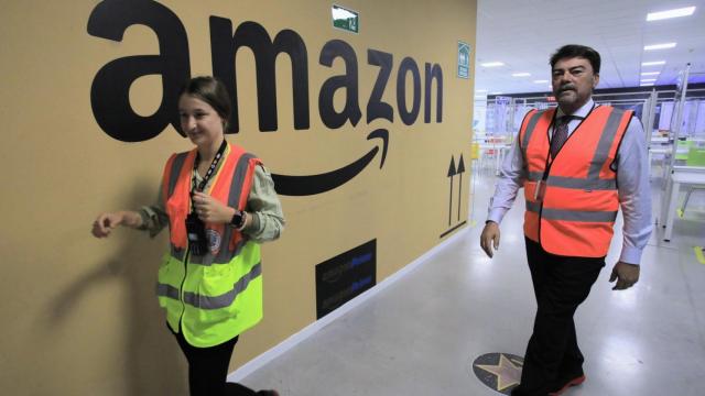 Barcala en la estación logística de Amazon en Alicante.