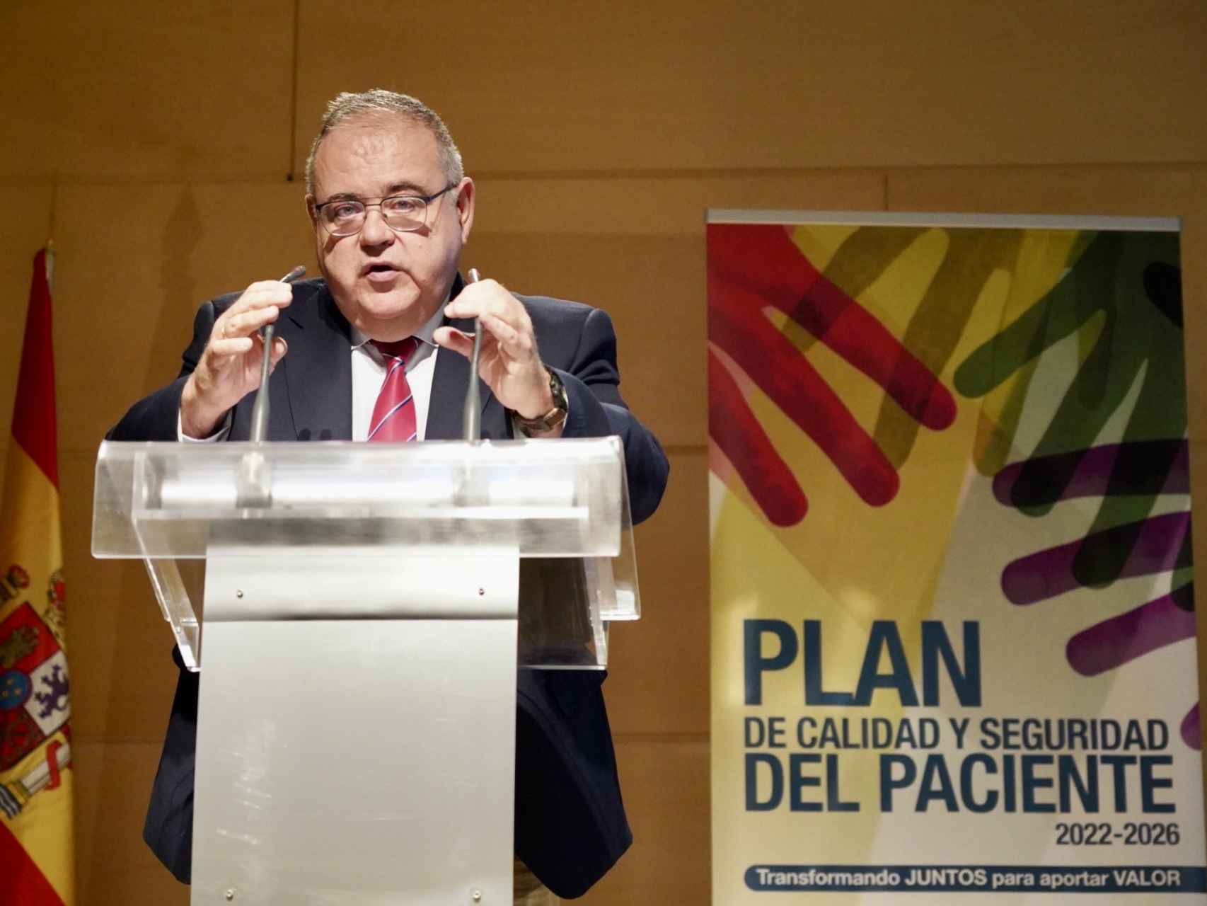 El consejero de Sanidad, Alejandro Vázquez, durante la presentación del nuevo Plan de Calidad del Paciente de Sacyl, este lunes en las Cortes.