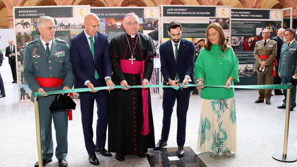 Inauguración de la exposición 'La Guardia Civil al servicio de la ciudadanía' en León.