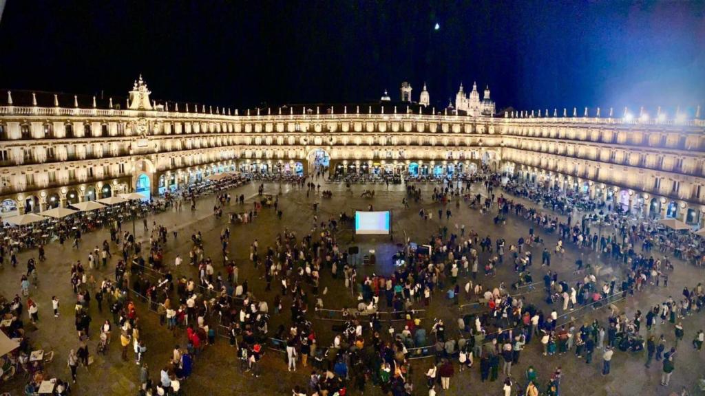 Los salmantinos observando la Luna en la Plaza Mayor