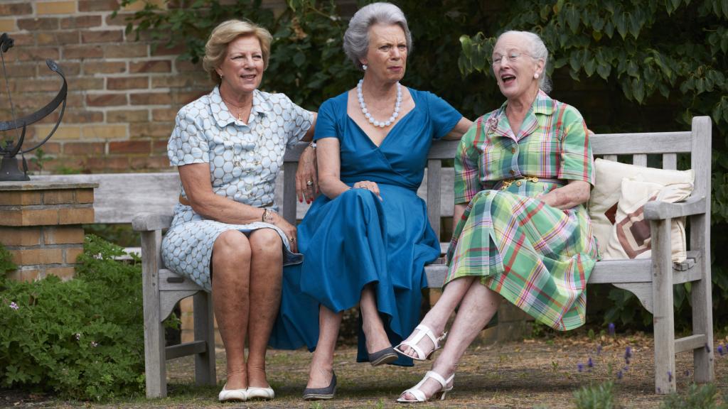 La princesa Benedicta en medio de sus hermanas, Margarita y Ana María.