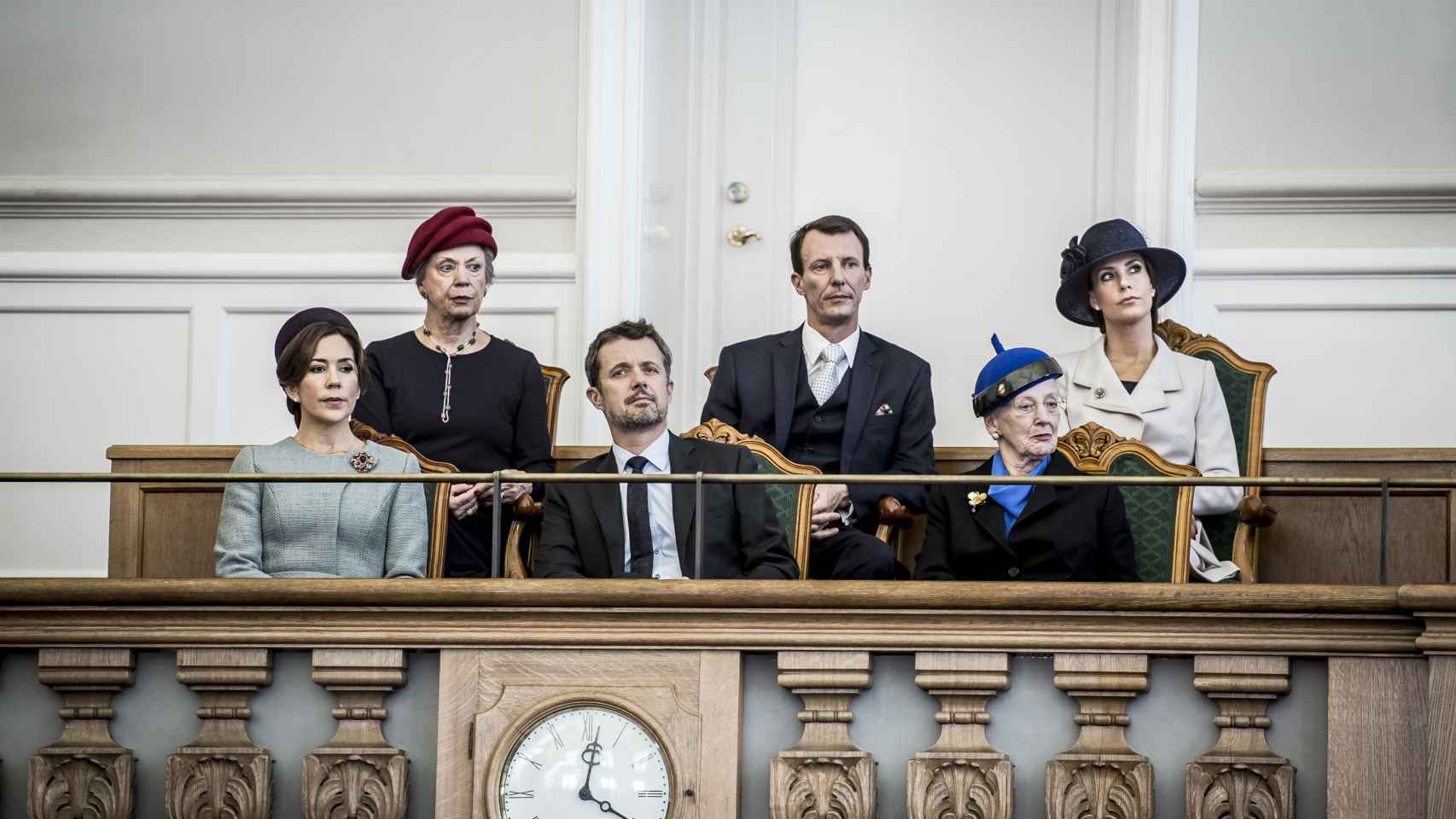 La princesa Benedicta junto a su hermana y sus sobrinos en el Parlamento.