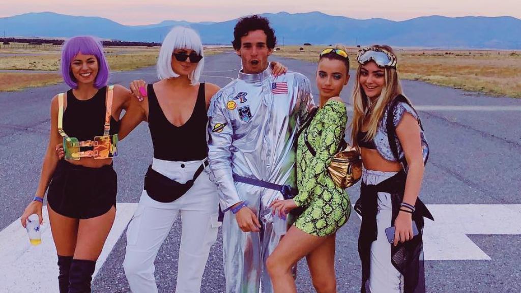 Íñigo Onieva con unas amigas en 'Future is now', el festival estilo 'Burning man' que organizó en la primavera de 2019.