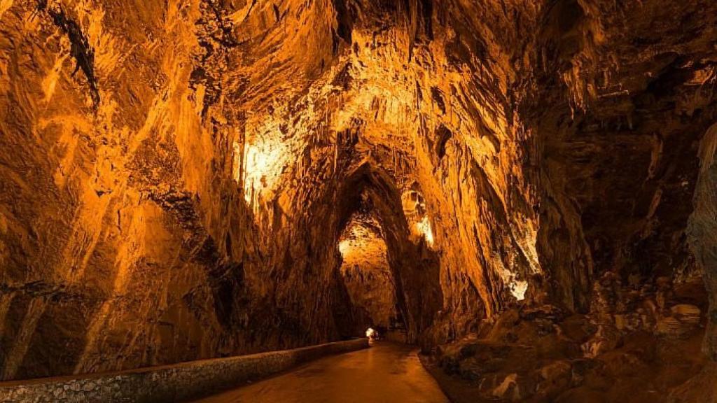 El curioso pueblo de España al que solo se puede acceder por una cueva