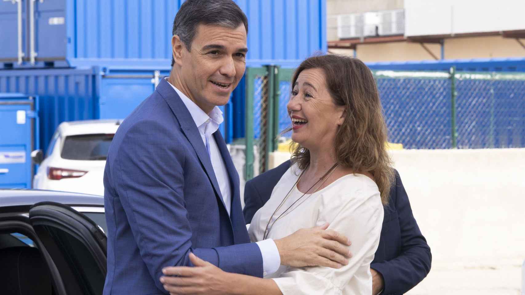 Pedro Sánchez junto a la expresidenta balear, Francina Armengol, en Menorca.