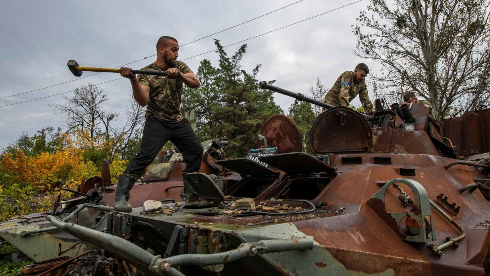 Soldados ucranianos desmontan un blindado ruso capturado cerca de ciudad de Izium, en la región de Járkov.