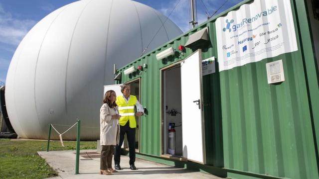 Inés Rey visita las instalaciones de la depuradora de Bens.