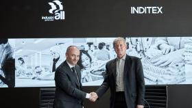 El consejero delegado de Inditex, Óscar García Maceiras, con el secretario general de IndustriALL Global Union, Atle Hie.