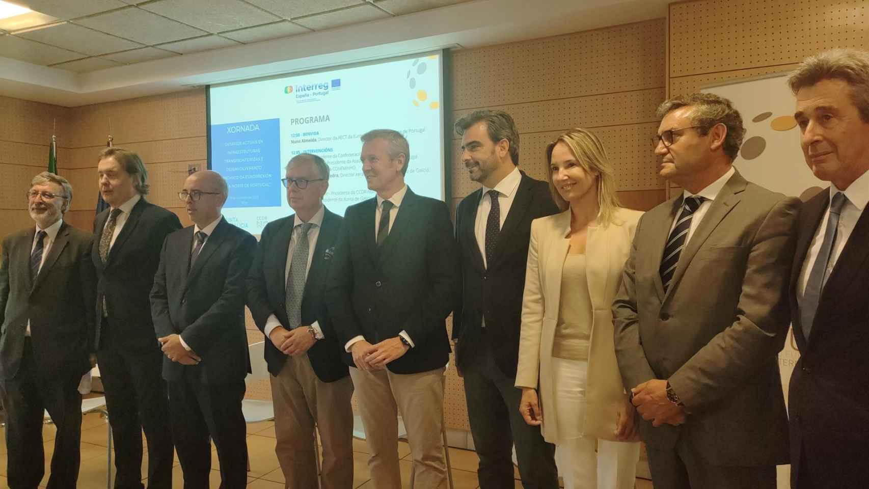 El presidente de la Xunta, Alfonso Rueda, entre otras autoridades, en la clausura de la jornada ‘Desafíos actuales en infraestructuras transfronterizas y desarrollo económico de la eurorregión Galicia-Norte de Portugal’.