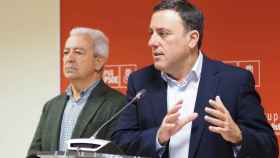 El secretario xeral del PSdeG, Valentín González Formoso, junto al portavoz de los socialistas en el Parlamento, Luis Álvarez, en rueda de prensa.