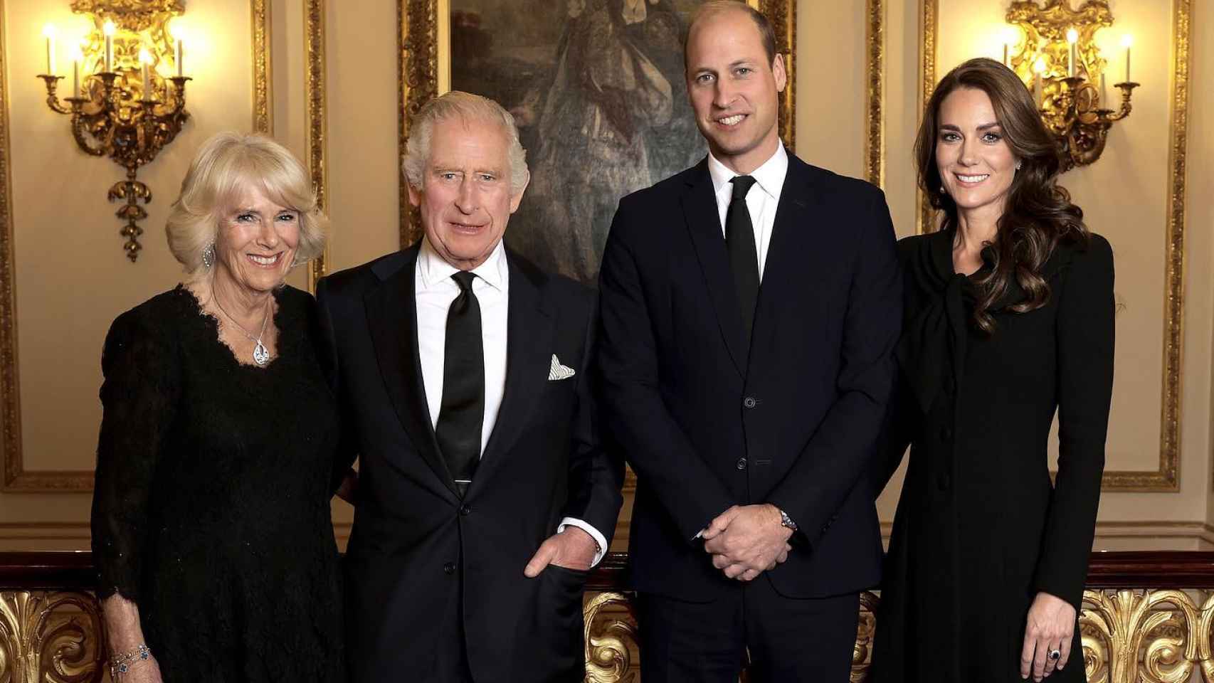 El rey Carlos III junto a su mujer, Camilla, y los nuevos Príncipes de Gales, Kate y Guillermo.