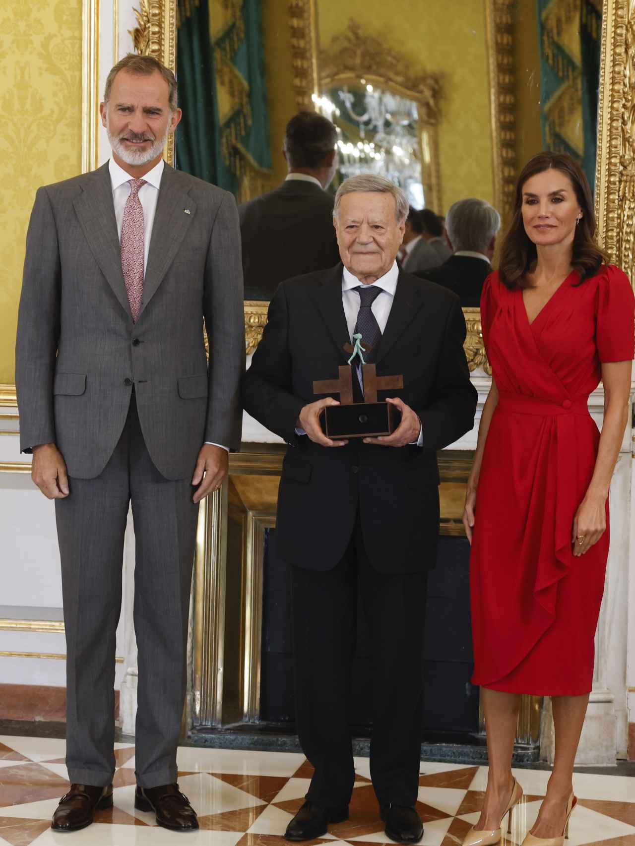 Los reyes Felipe y Letizia entregan a Gabriele Moreli, filólogo hispanista italiano y catedrático de la Universidad de Bérgamo, el “Premio Ñ 2022”, antes de presidir la reunión anual del Patronato del Instituto Cervantes este martes en el Palacio Real de Aranjuez.