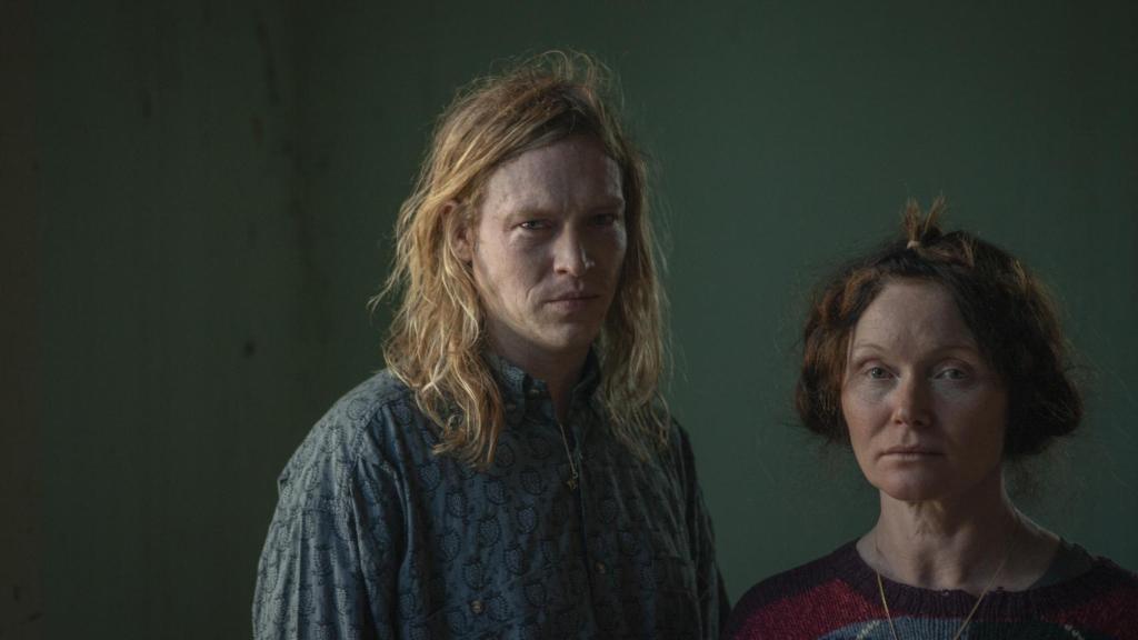 Caleb Landry Jones y Judy Davis en un momento del filme