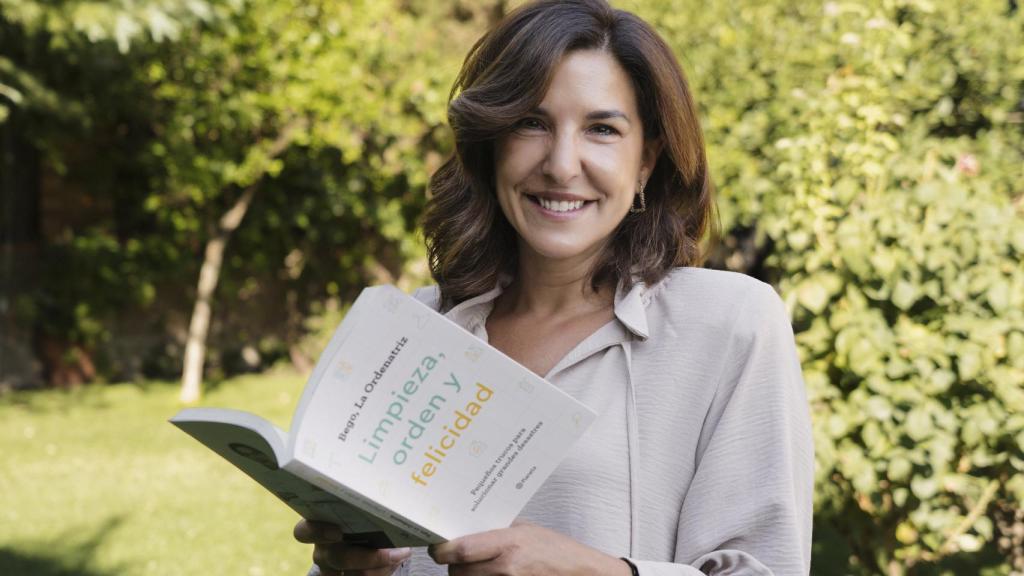 Bego Pérez posando con su libro