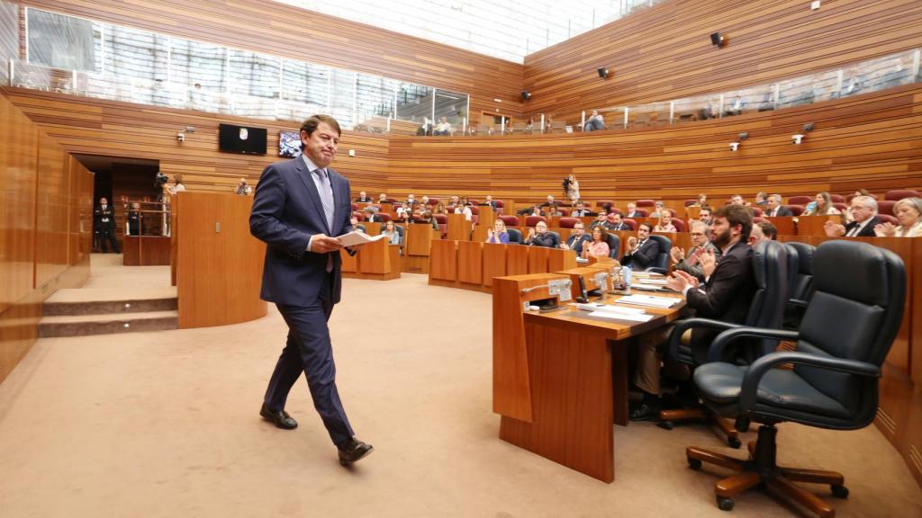 El presidente de la Junta, Fernández Mañueco, en las Cortes