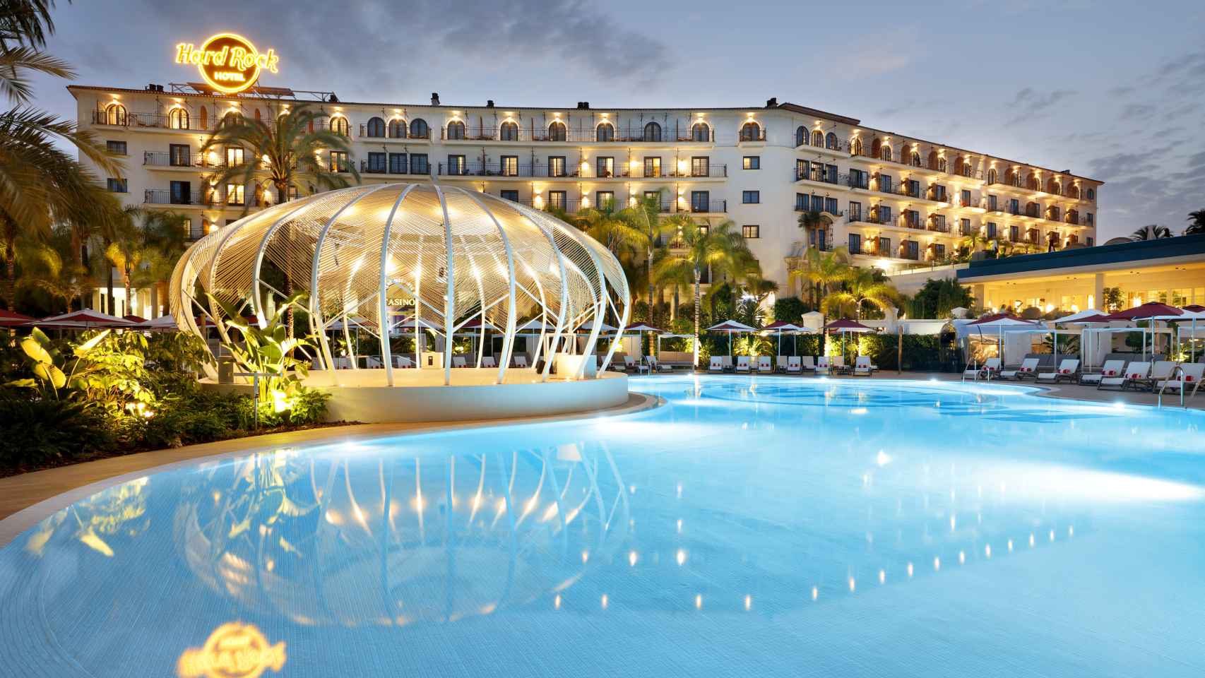 Vista nocturna del hotel Hard Rock Hotel Marbella.