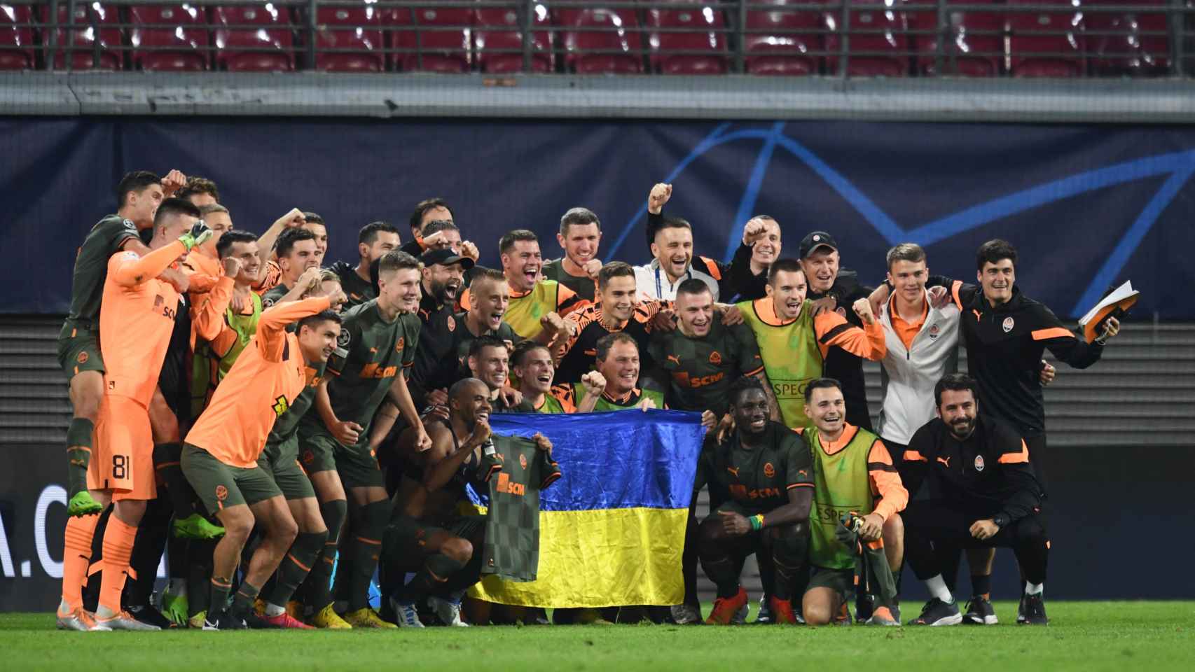 La plantilla del Shakhtar, con la bandera de Ucrania tras su victoria en Champions League