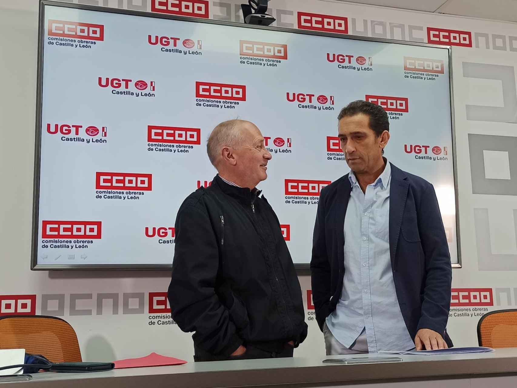 Los dirigentes de UGT y CCOO en Castilla y León, Faustino Temprano y Vicente Andrés, en la rueda de prensa de este martes.