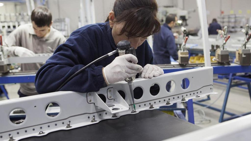 Una operaria trabaja en la fábrica de Aciturri en Miranda de Ebro (Burgos)