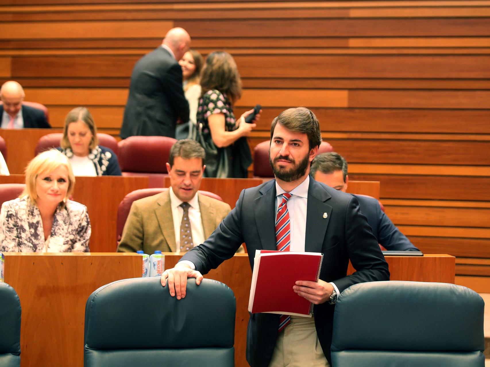 El vicepresidente de la Junta, Juan García-Gallardo, durante su intervención en el pleno de las Cortes de este martes.