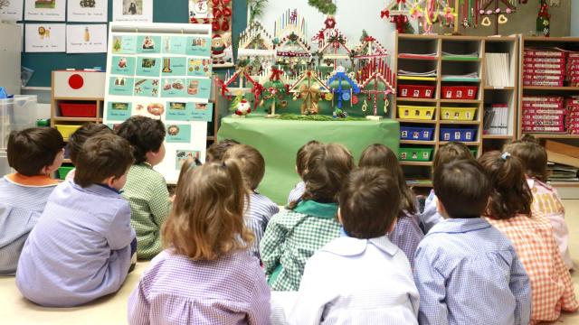 Varios alumnos en edad infantil en su clase