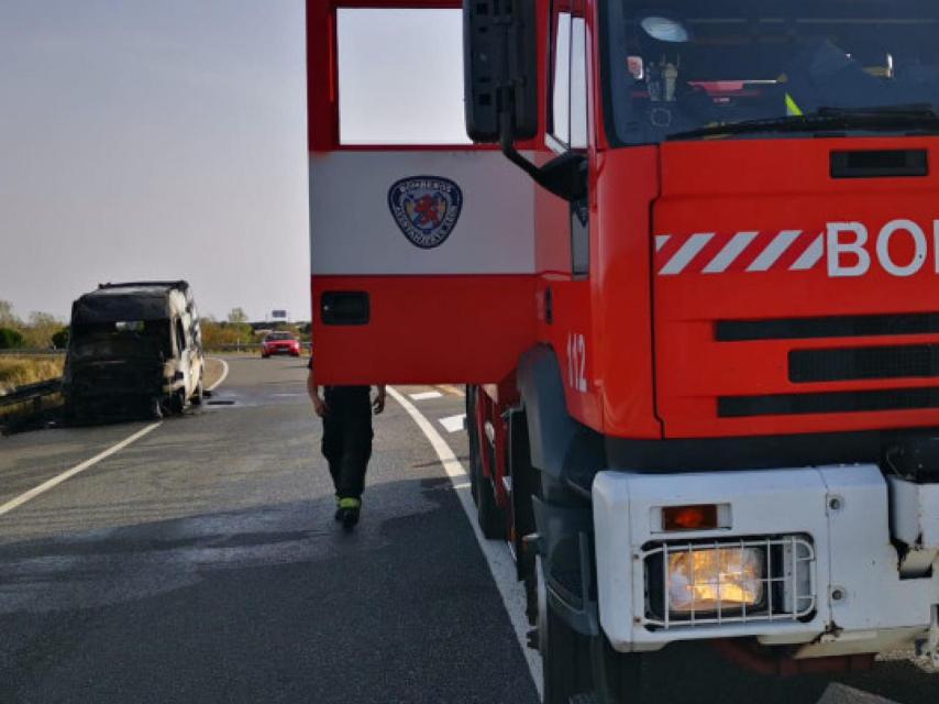 Una furgoneta se incendia en medio de la A-66.