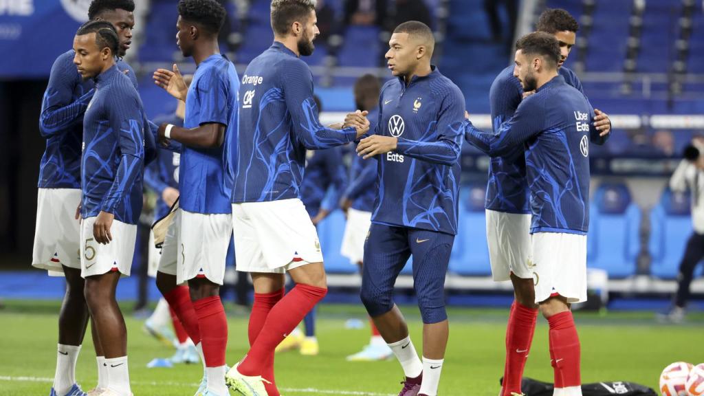 Los jugadores de Francia calientan antes de un partido