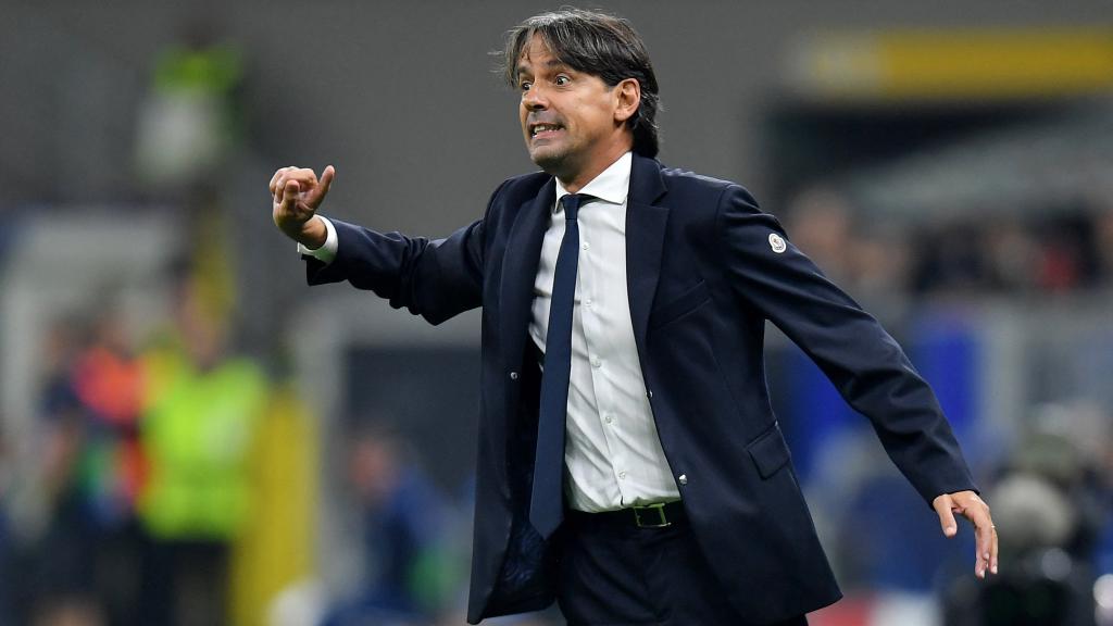Simone Inzaghi dando indicaciones en el Guisseppe Meazza en Champions