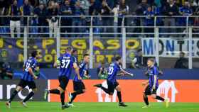 Los jugadores del Inter celebran su primer gol ante el Barça