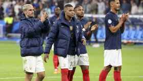 Varios jugadores de Francia con Mbappé a la cabeza aplauden a su afición