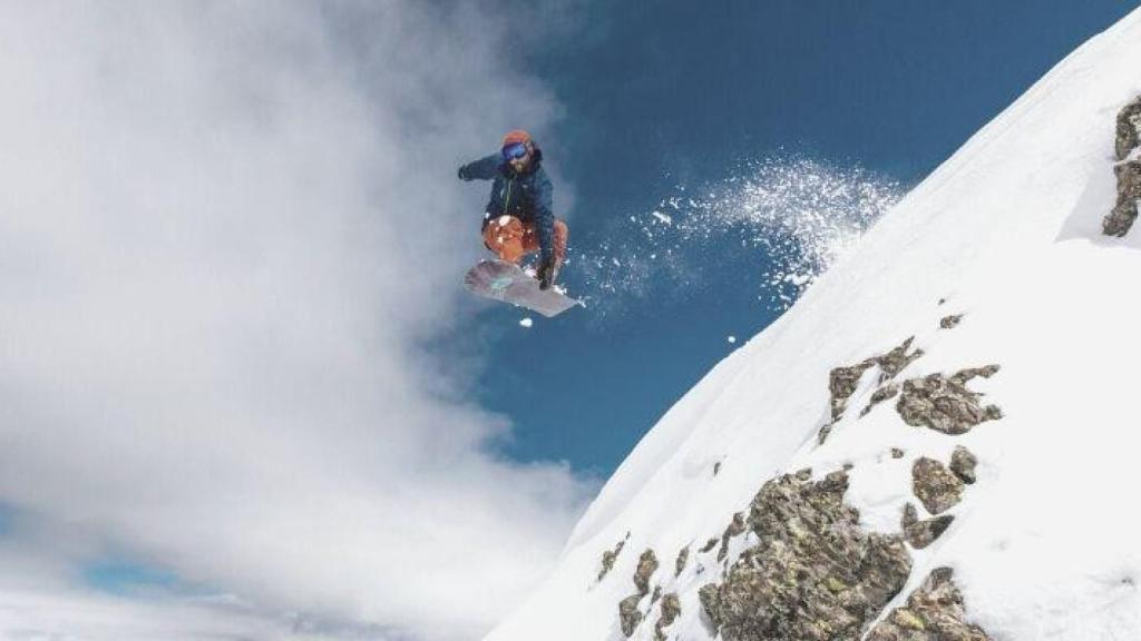 Un snowboarder en la zona turística ficticia de Trojena, en la ciudad futurista de Neom