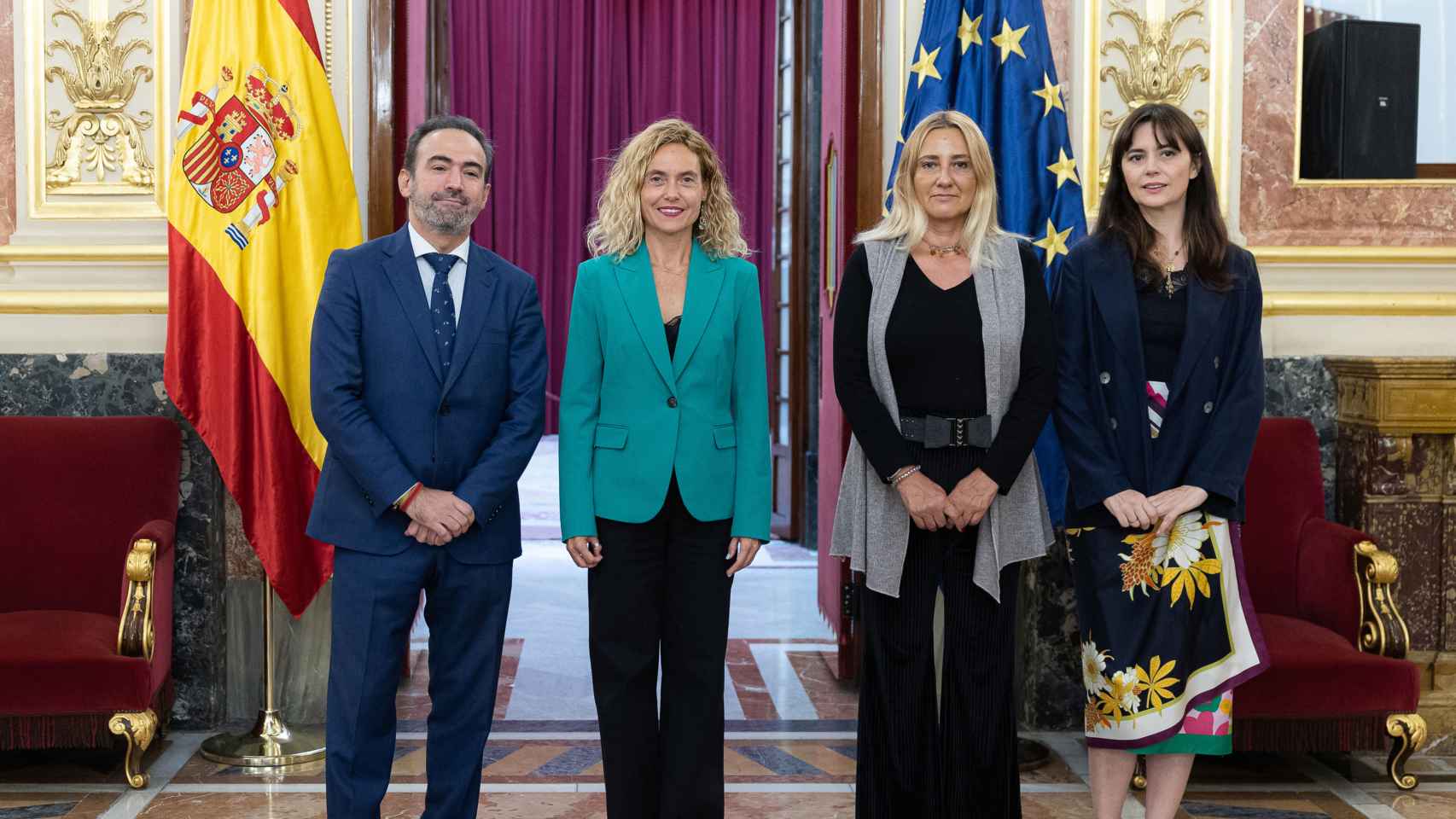 La presidenta del Congreso de los Diputados, Meritxell Batet, este martes junto a los diputados autonómicos y a la secretaria general de la Asamblea de Madrid.