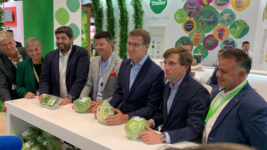 Alberto Núñez Feijóo, este martes, en el expositor de Murcia en Fruit Attraction, junto al presidente de Murcia, Fernando López Miras, que le ha mostrado productos murcianos.