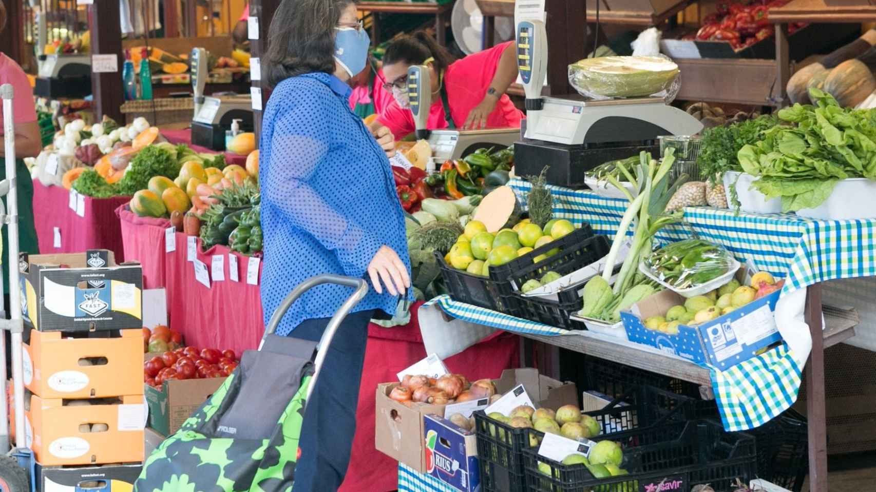 Una mujer comprando en un mercado