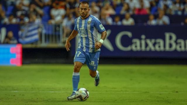 Víctor Olmo durante un partido con el Málaga CF esta temporada