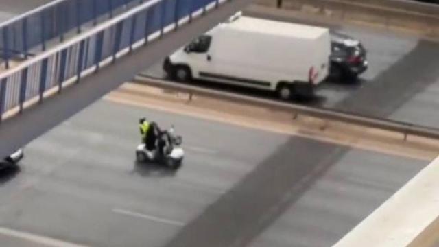 El hombre con la silla de ruedas por la autovía.