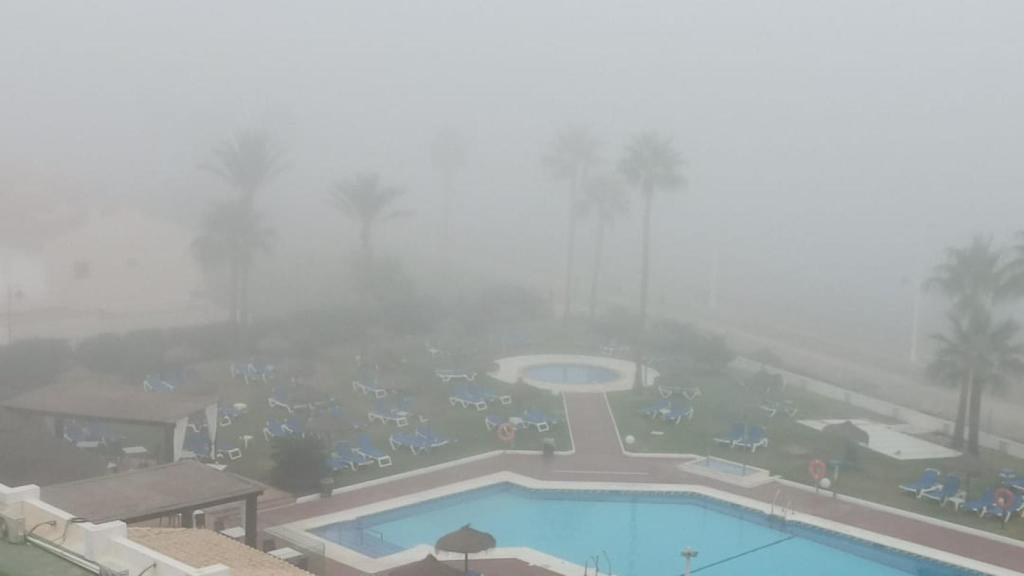 La playa de Guadalmar, repleta de neblina.