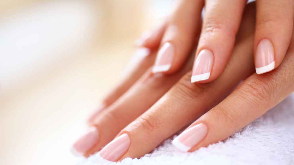 Manicura francesa: por qué deberías apostar por este clásico de belleza (y cómo conseguirlo)