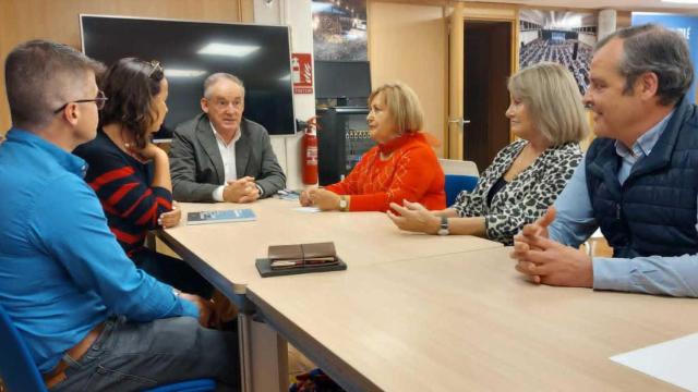 El portavoz del PP en A Coruña, Miguel Lorenzo, con representantes de la Asociación de Vecinos Ensanche – Juan Flórez.