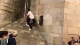 Vandalismo en la Catedral de Lugo: Jóvenes compiten de madrugada subiendo a la fachada