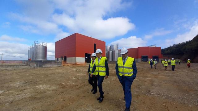 Francisco Conde visitó la planta junto a representantes de la compañía