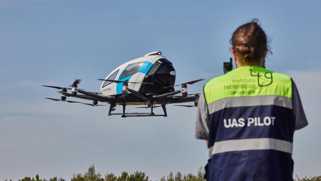 Vuelo del dron aerotaxi sin piloto.