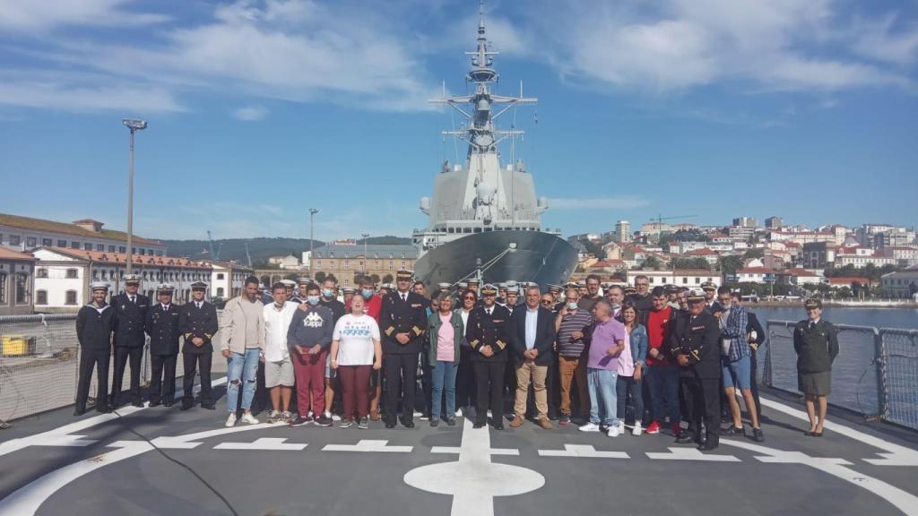 Miembros de la entidad a bordo del buque