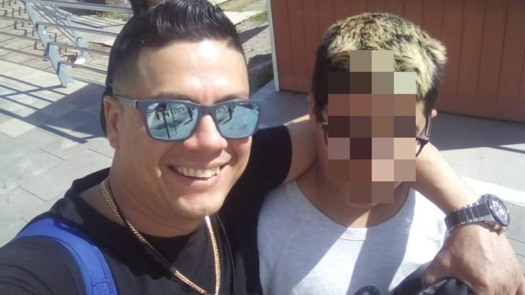 Joe Luis del Valle junto a su hijo, de 15 años, apuñalado en el instituto Alfonso Escámez de Águilas.