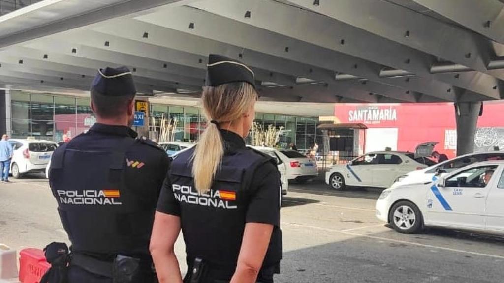 Agentes de la Policía Nacional en el Aeropuerto de Málaga.