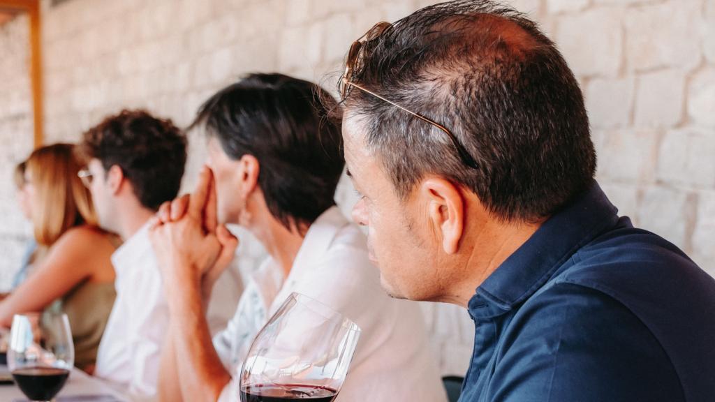 Alumnos durante una cata de vino