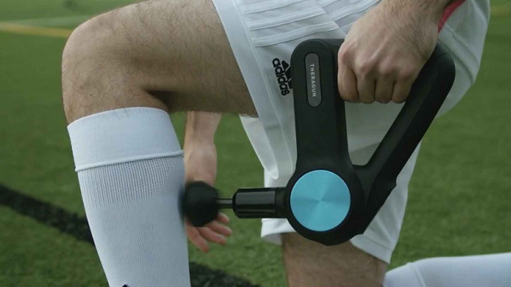 Un jugador del Real Madrid, usando una de las pistolas de Therabody, patrocinador del conjunto blanco.